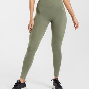 New never been worn SWEAT SEAMLESS LEGGINGS in Dusty Olive